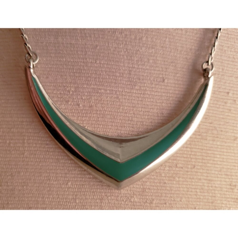 Green Chevron Necklace Silvertone Chain from BCBG Generation Womens 16 inch NWT - Picture 5 of 8